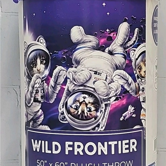 WILD FRONTIER PLUSH THROW WILDERNESS SPACE CATS ASTRONAUT 50" X 60" Soft - Picture 6 of 8